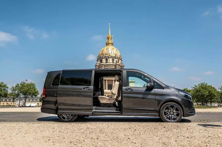 Van avec chauffeur propos&eacute; par Ultravalet pour les familles, les groupes restreints et les trajets avec bagages